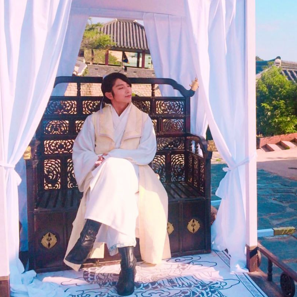 Behind-the-scenes cut of Lee Joongi