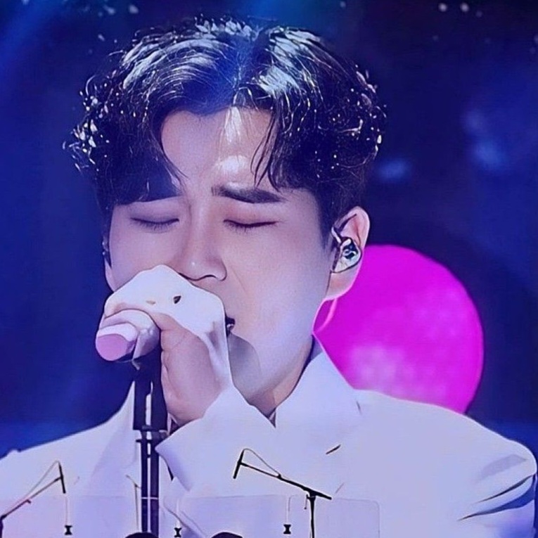 A moment captured by a fan of Hwang Youngwoong