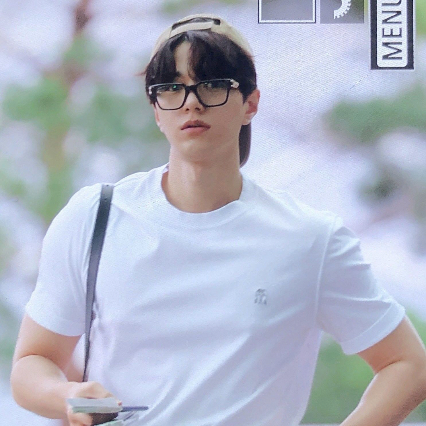 A moment captured by a fan of Kim Myungsoo (L)
