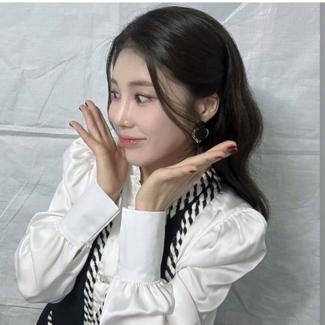 Behind-the-scenes cut of Kim Soyou