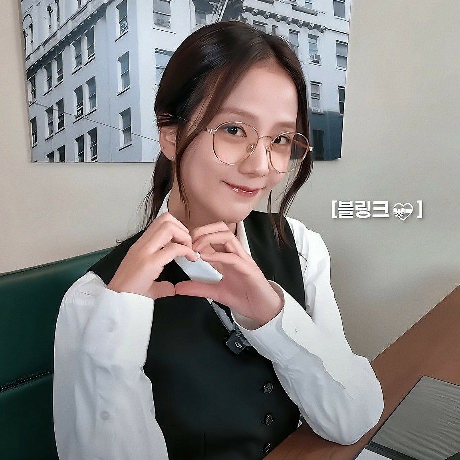 Behind-the-scenes cut of Jisoo (1995)