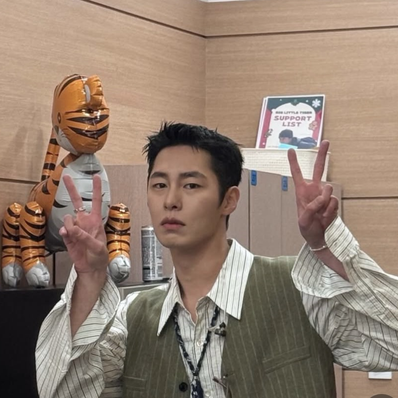 Behind-the-scenes cut of Lee Jaewook