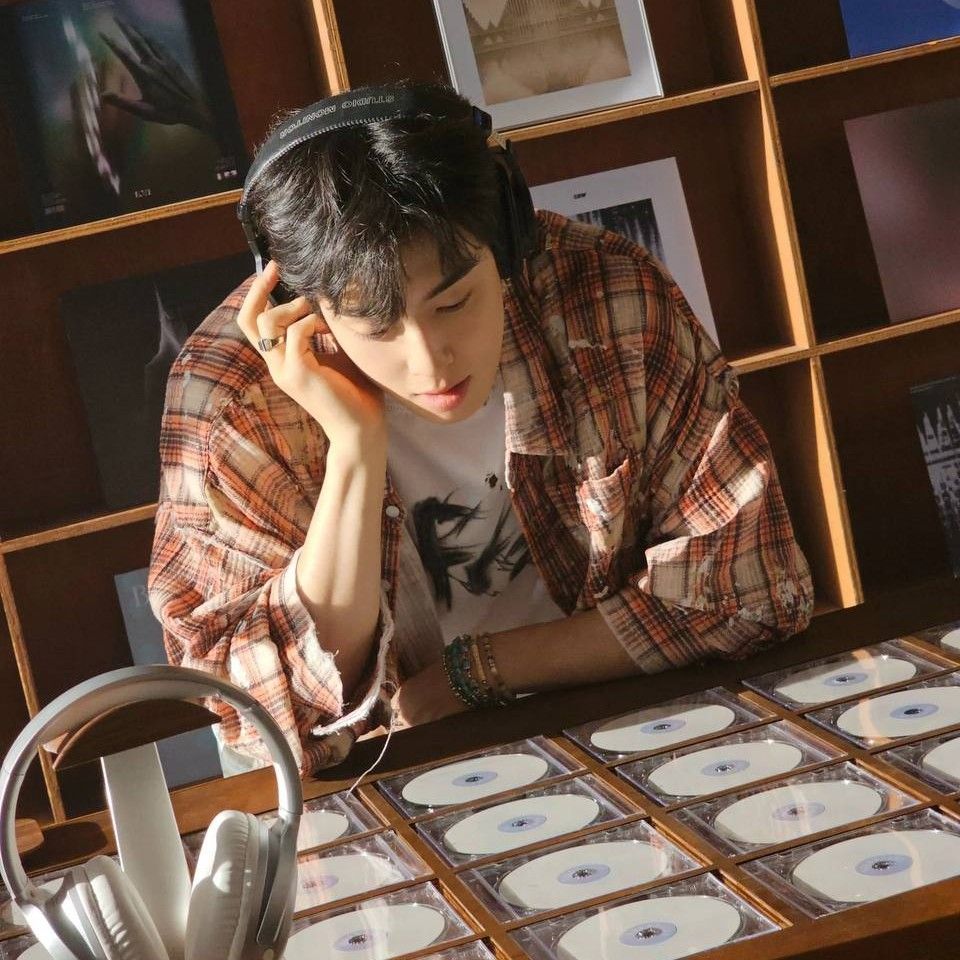 A moment captured by a fan of Cha Eunwoo