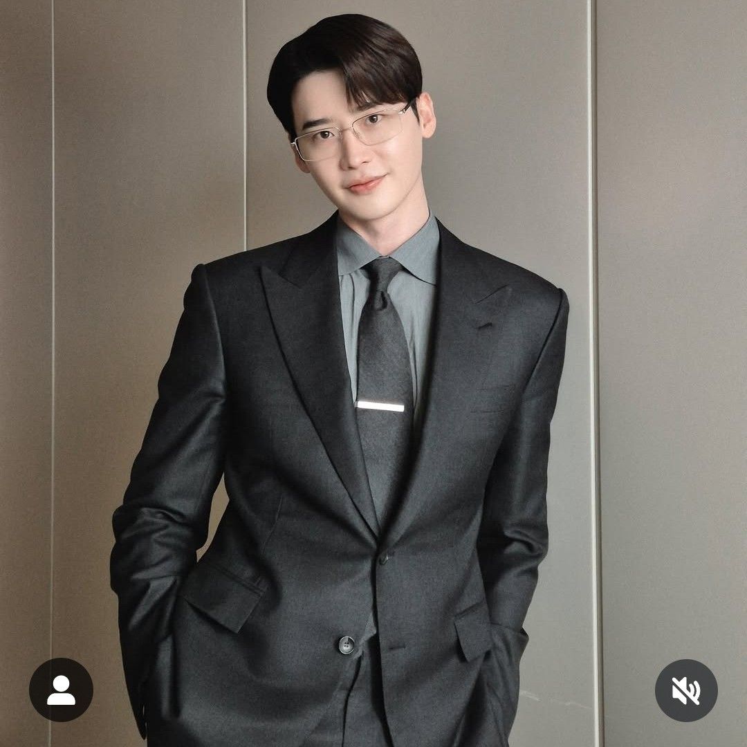 Recent activity shot of Lee Jongsuk