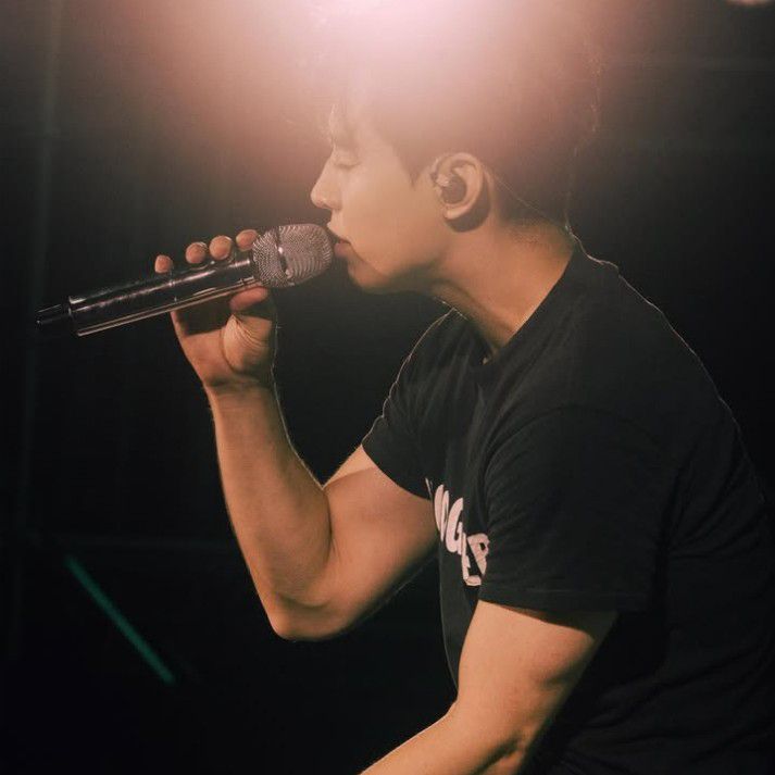 A moment captured by a fan of Henry