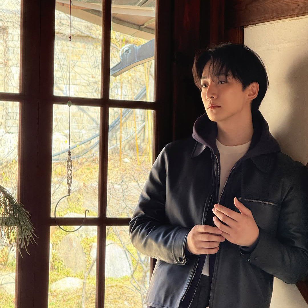 Behind-the-scenes cut of Lee Junho