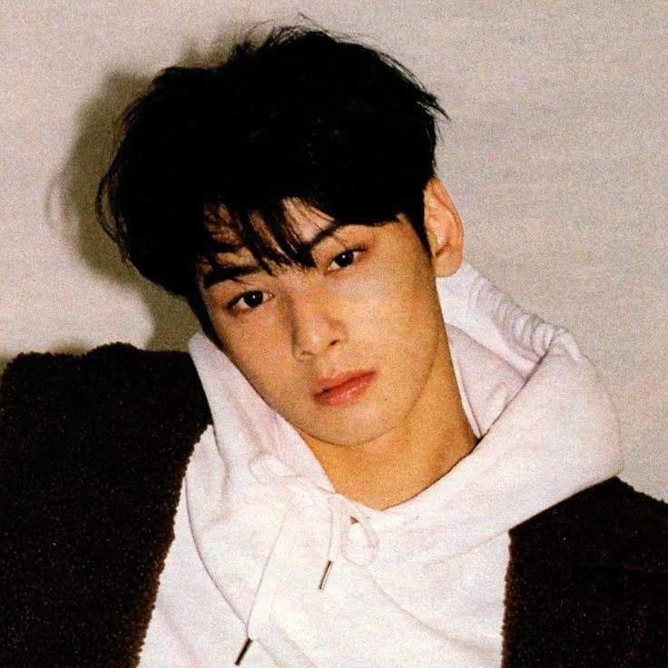 Behind-the-scenes cut of Cha Eunwoo