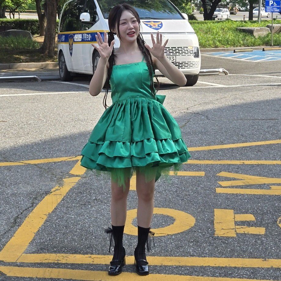 Behind-the-scenes cut of Hong Jiyoon