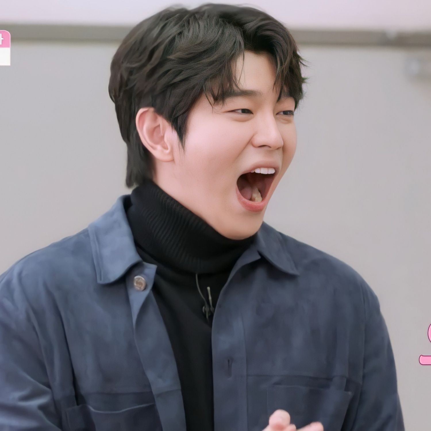 A moment captured by a fan of Yoon Kyunsang