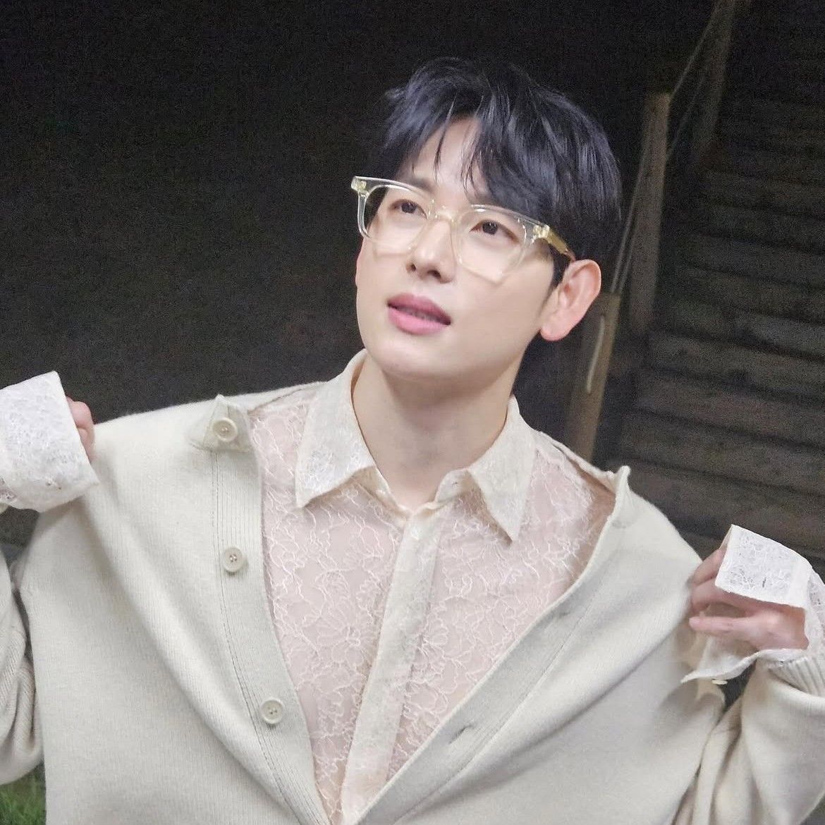 Behind-the-scenes cut of Lim Siwan