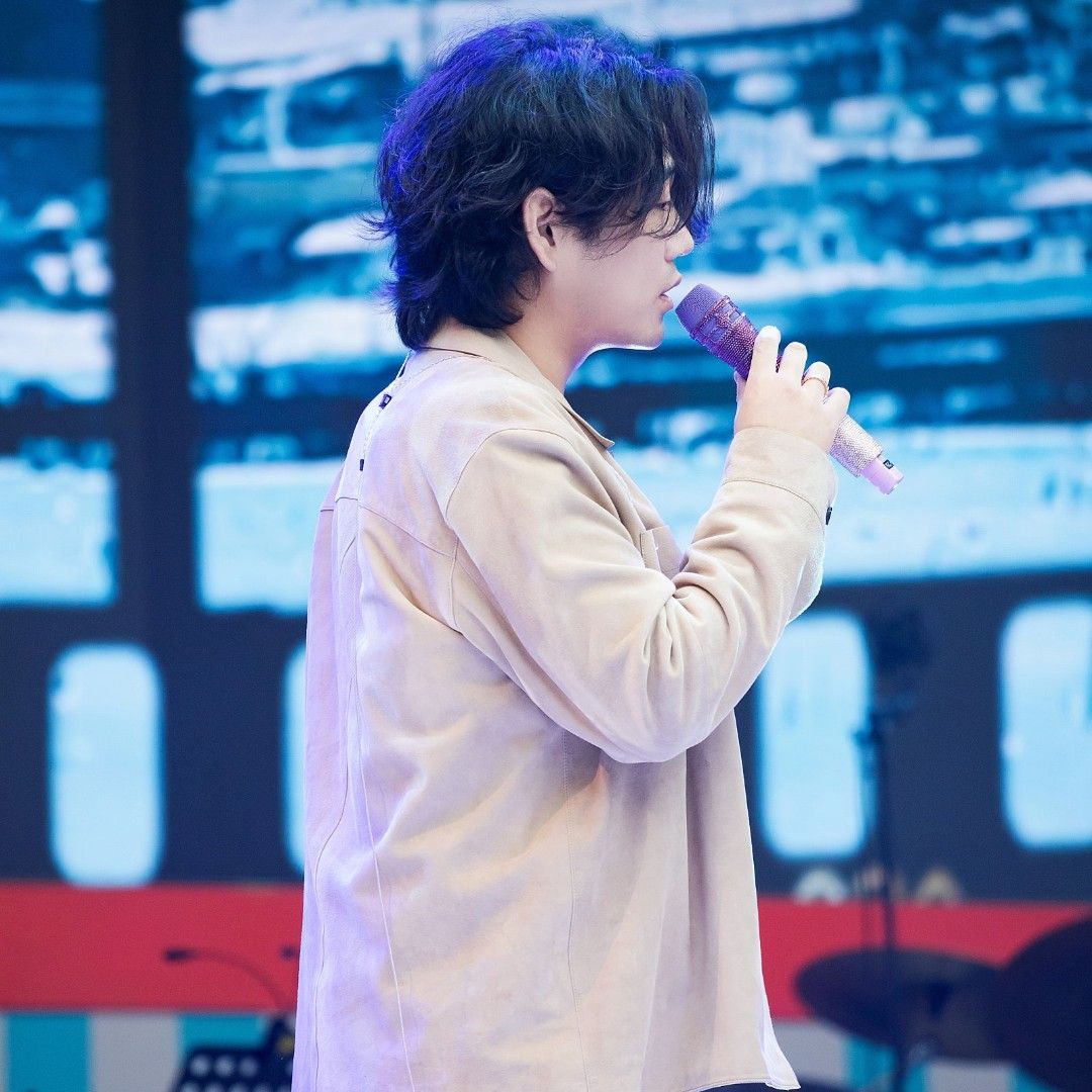 A moment captured by a fan of Hwang Youngwoong