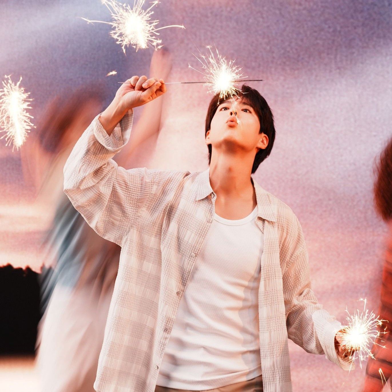 Behind-the-scenes cut of Park Bogum