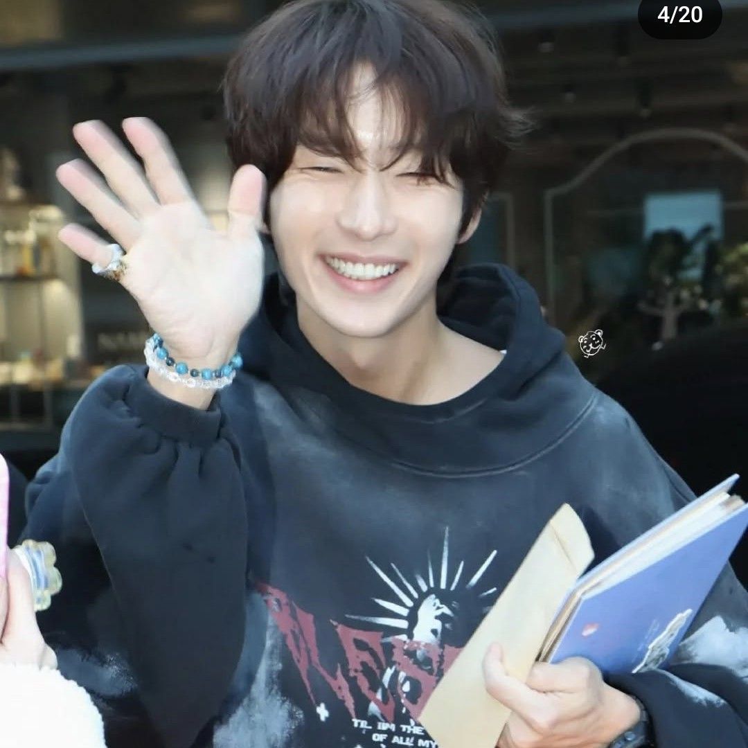 A moment captured by a fan of Lee Joongi