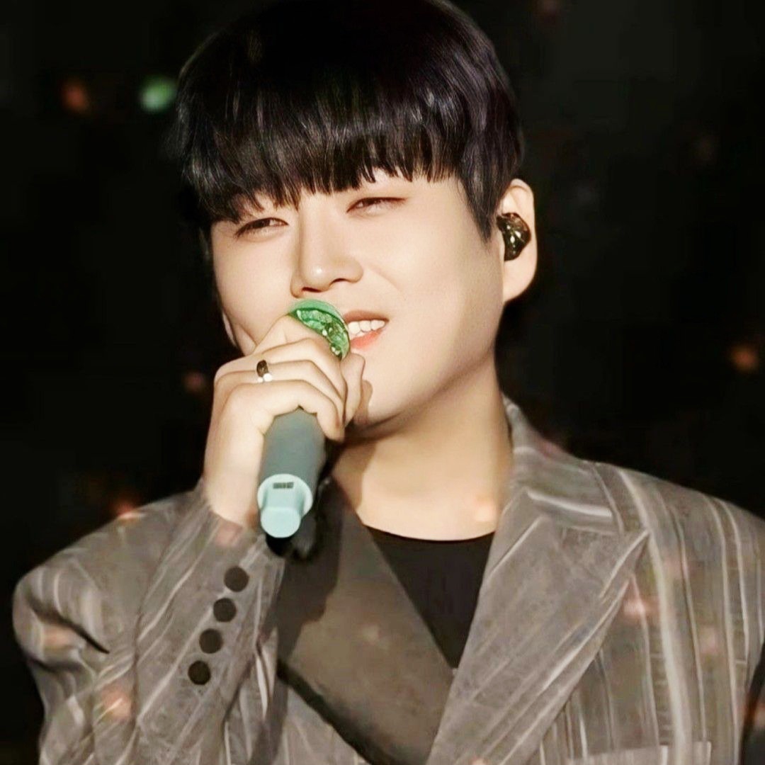 A moment captured by a fan of Hwang Youngwoong
