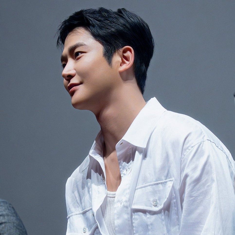 Behind-the-scenes cut of Rowoon