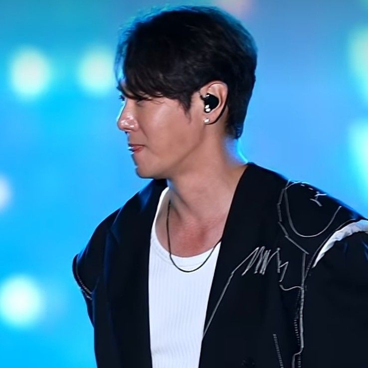 Behind-the-scenes cut of Hwanhee