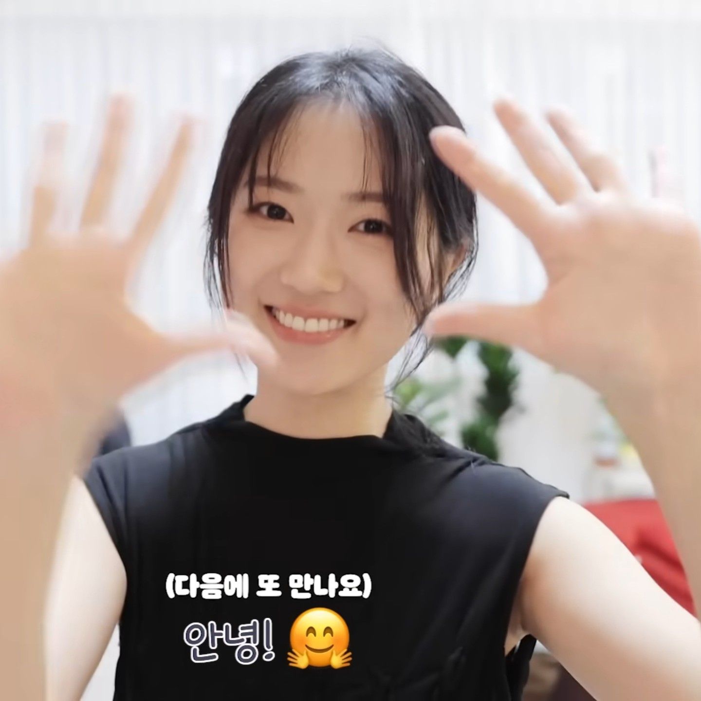 Behind-the-scenes cut of Kim Hyeyoon