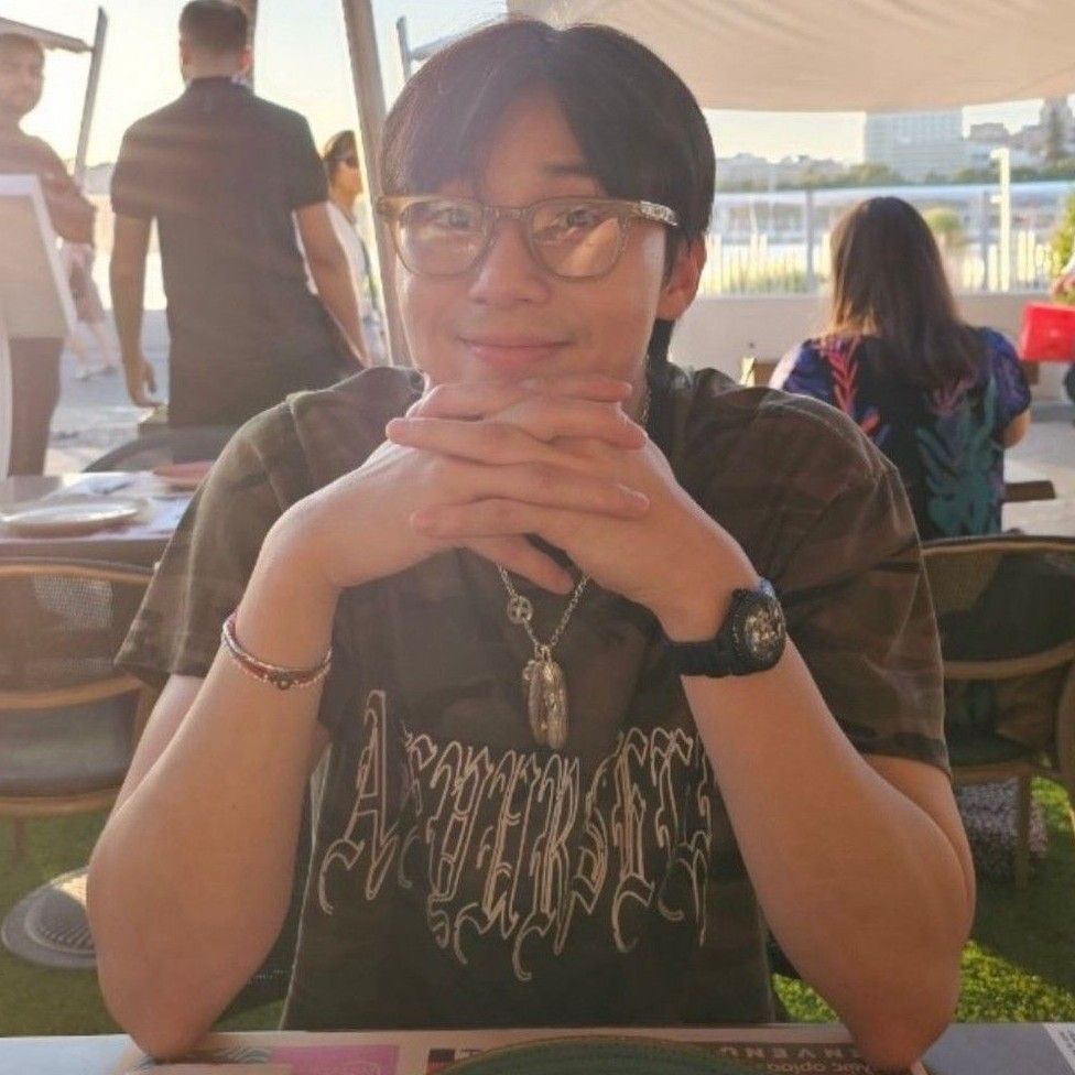 A moment captured by a fan of Park Seojoon