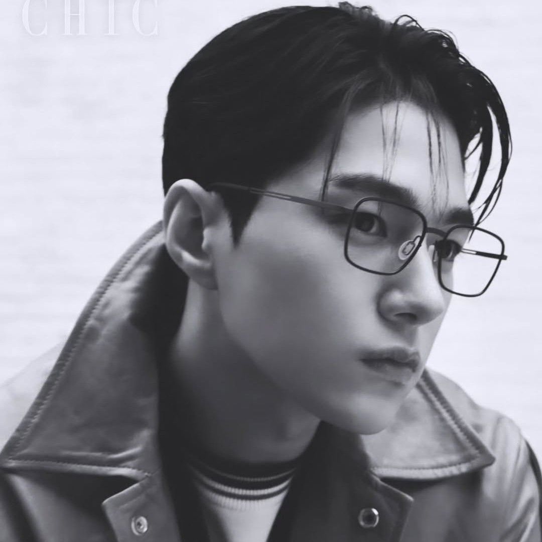 Recent activity shot of Kim Myungsoo (L)