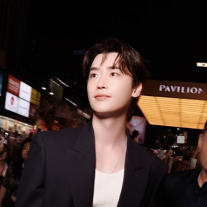A moment captured by a fan of Lee Jongsuk