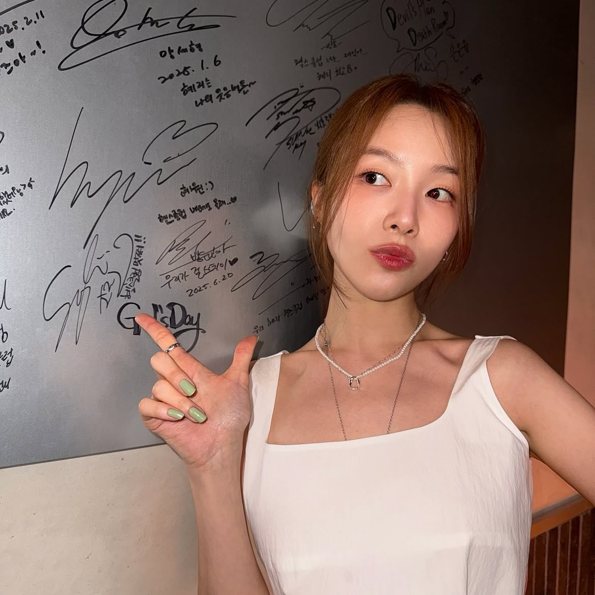 Behind-the-scenes cut of Minah