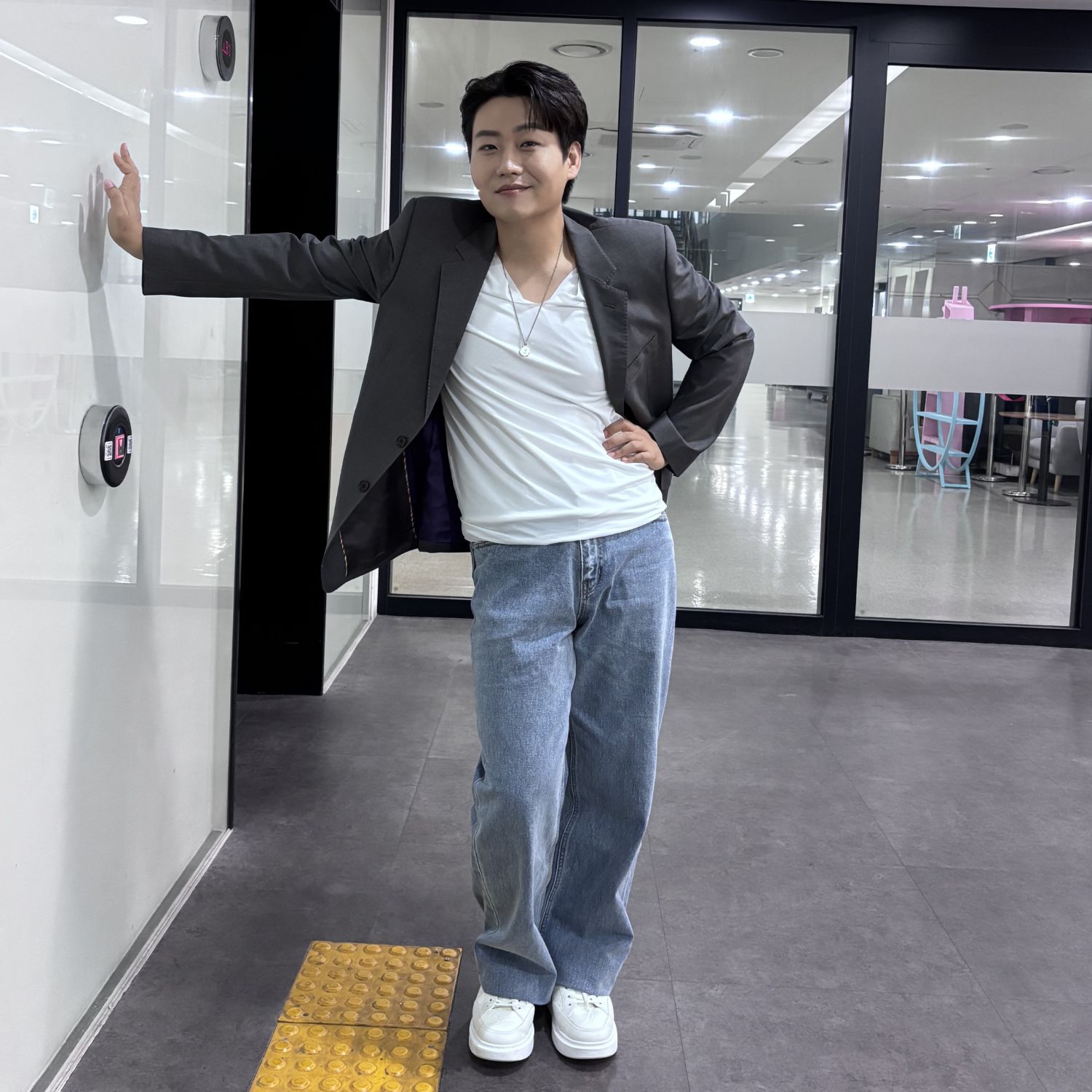 Behind-the-scenes cut of Min Soohyun