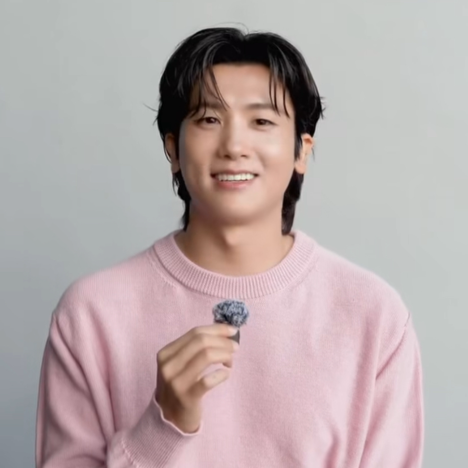 A moment captured by a fan of Park Hyungsik