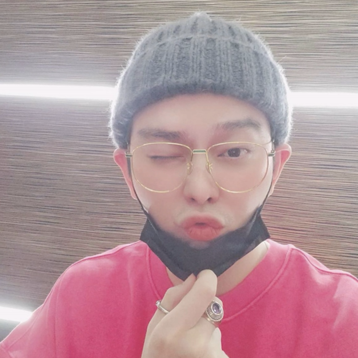 A moment captured by a fan of Yoon Kyunsang