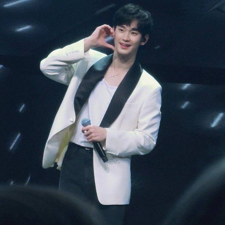 A moment captured by a fan of Kim Soohyun