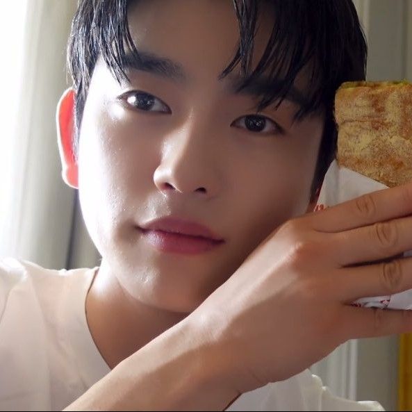 Behind-the-scenes cut of Park Jinyoung