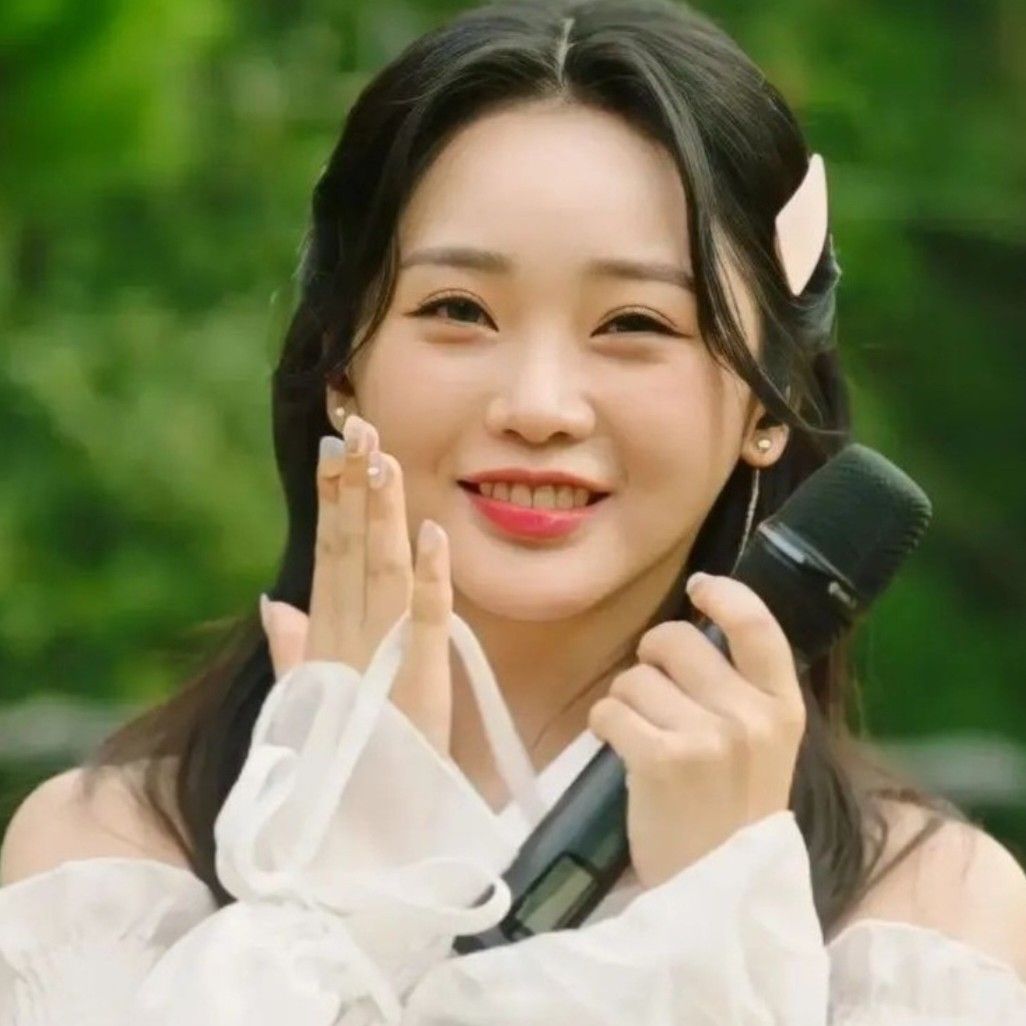 Behind-the-scenes cut of Hong Jiyoon