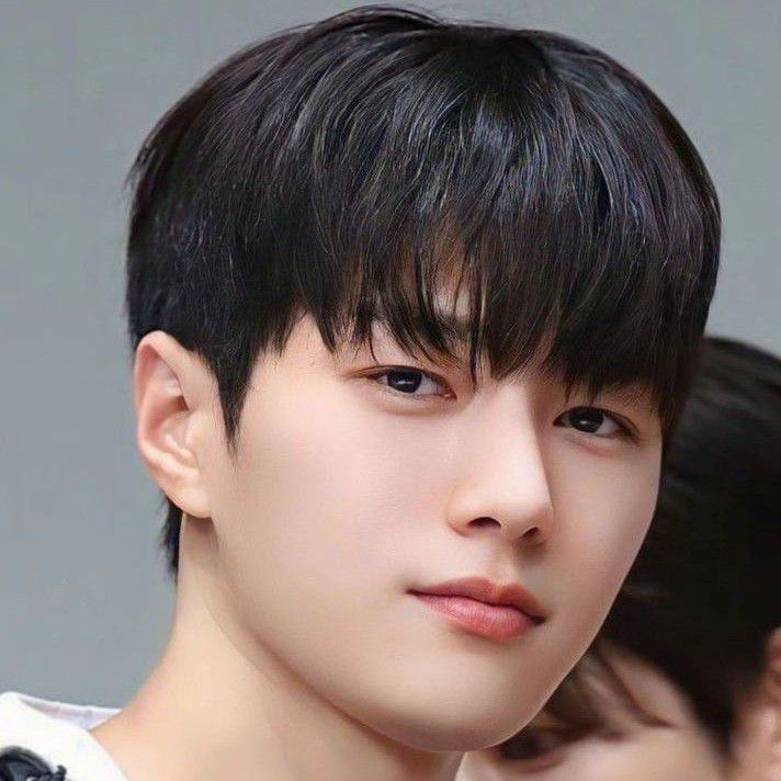 A moment captured by a fan of Kim Myungsoo (L)