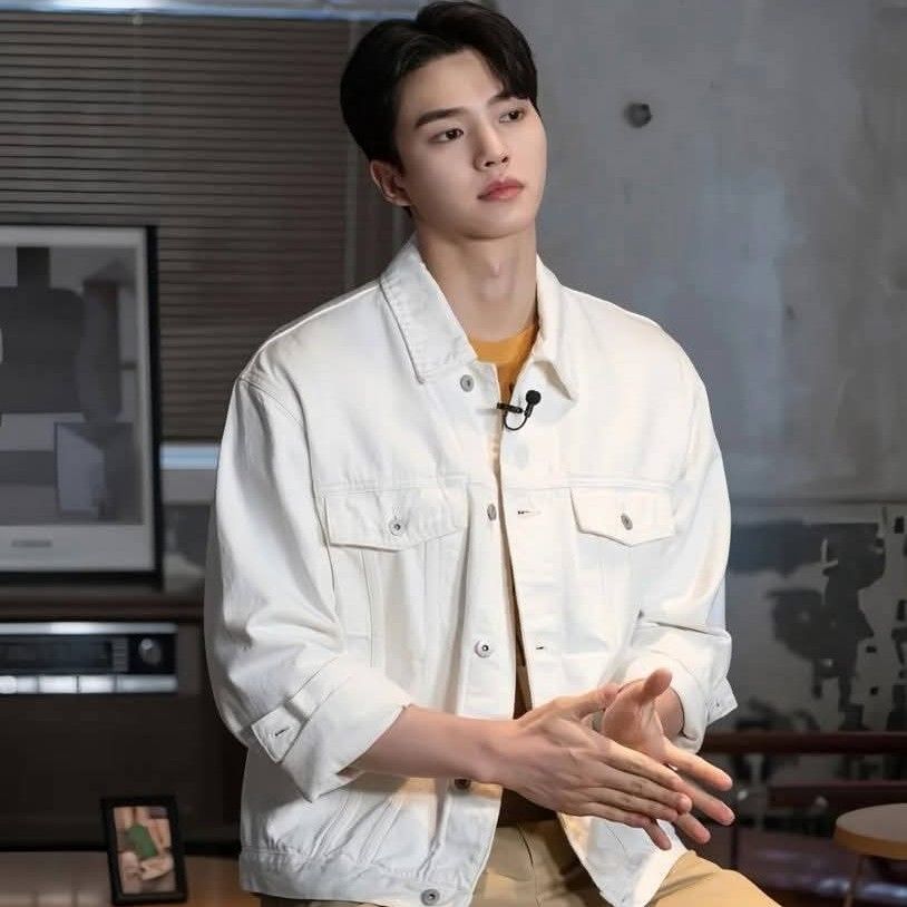 A moment captured by a fan of Song Kang