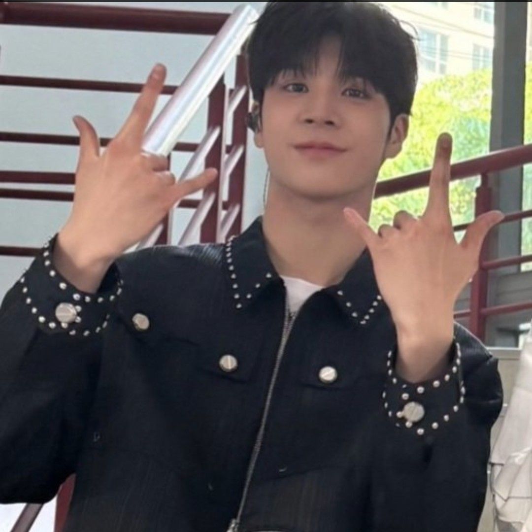 A moment captured by a fan of Jeong Dongwon