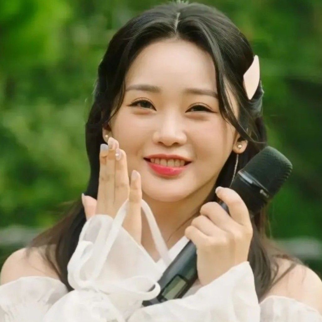 Recent activity shot of Hong Jiyoon