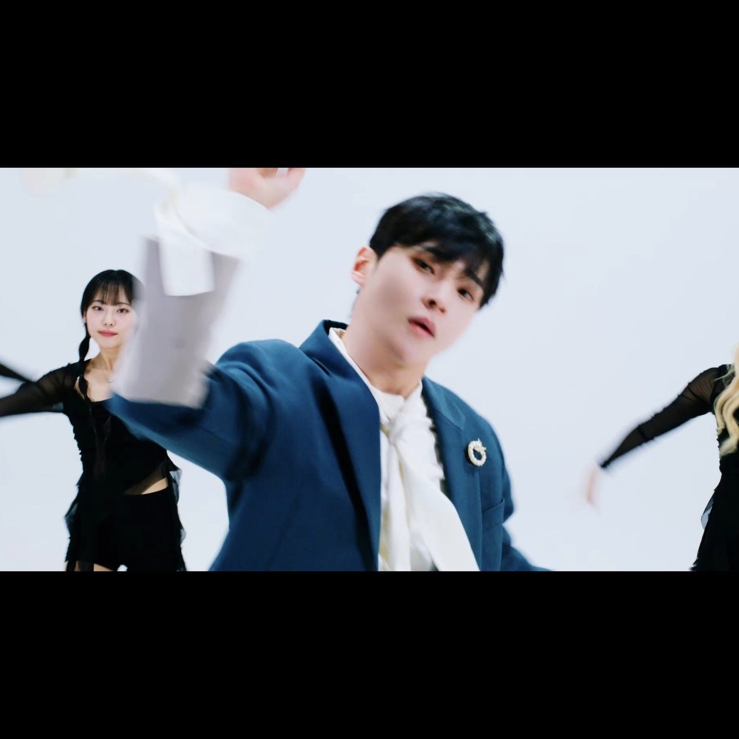 Behind-the-scenes cut of Seong Ri