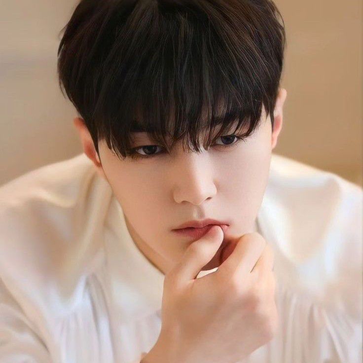 A moment captured by a fan of Kim Myungsoo (L)