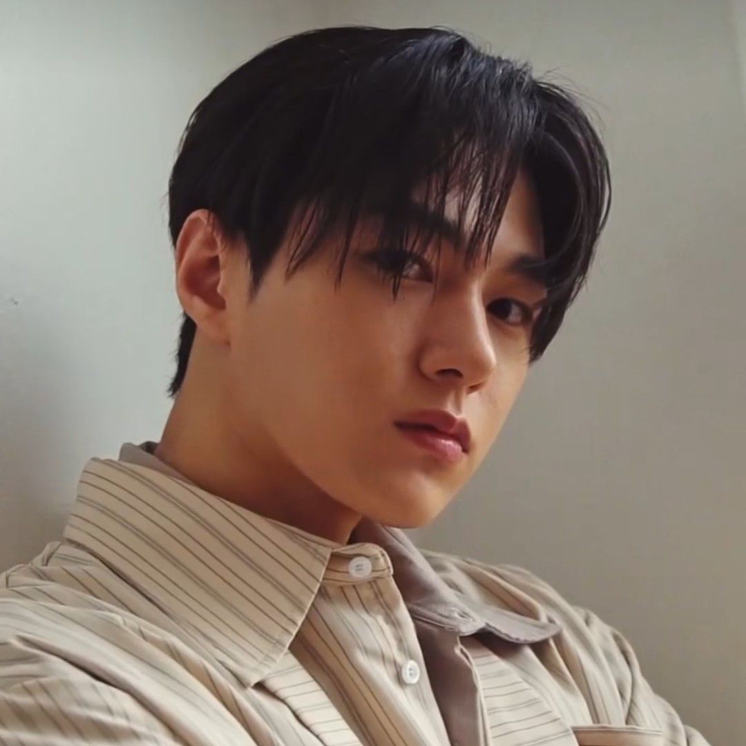 Latest photo of Kim Myungsoo (L)