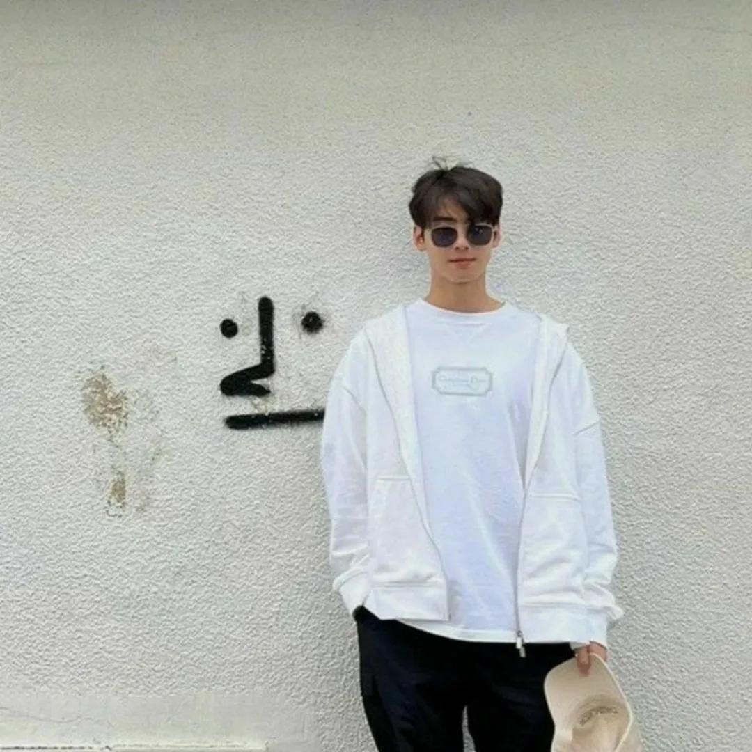 Latest photo of Cha Eunwoo