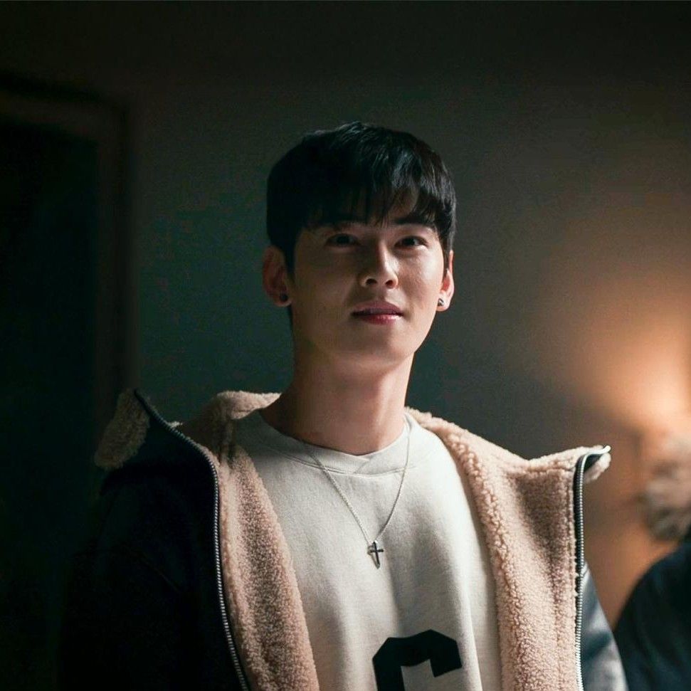 Behind-the-scenes cut of Cha Eunwoo