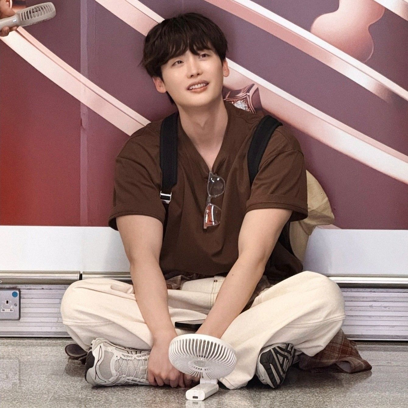 Behind-the-scenes cut of Lee Jongsuk