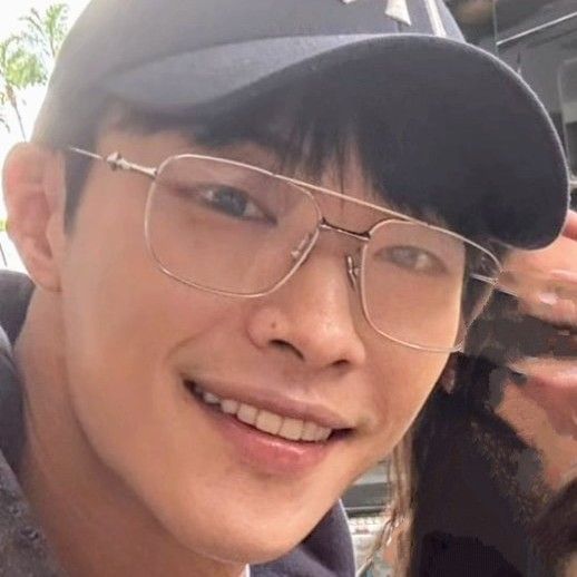 A moment captured by a fan of Woo Dohwan