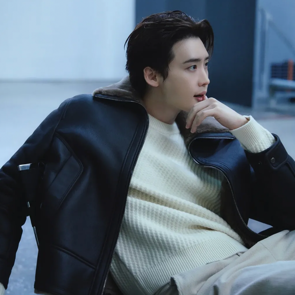 Recent activity shot of Lee Jongsuk