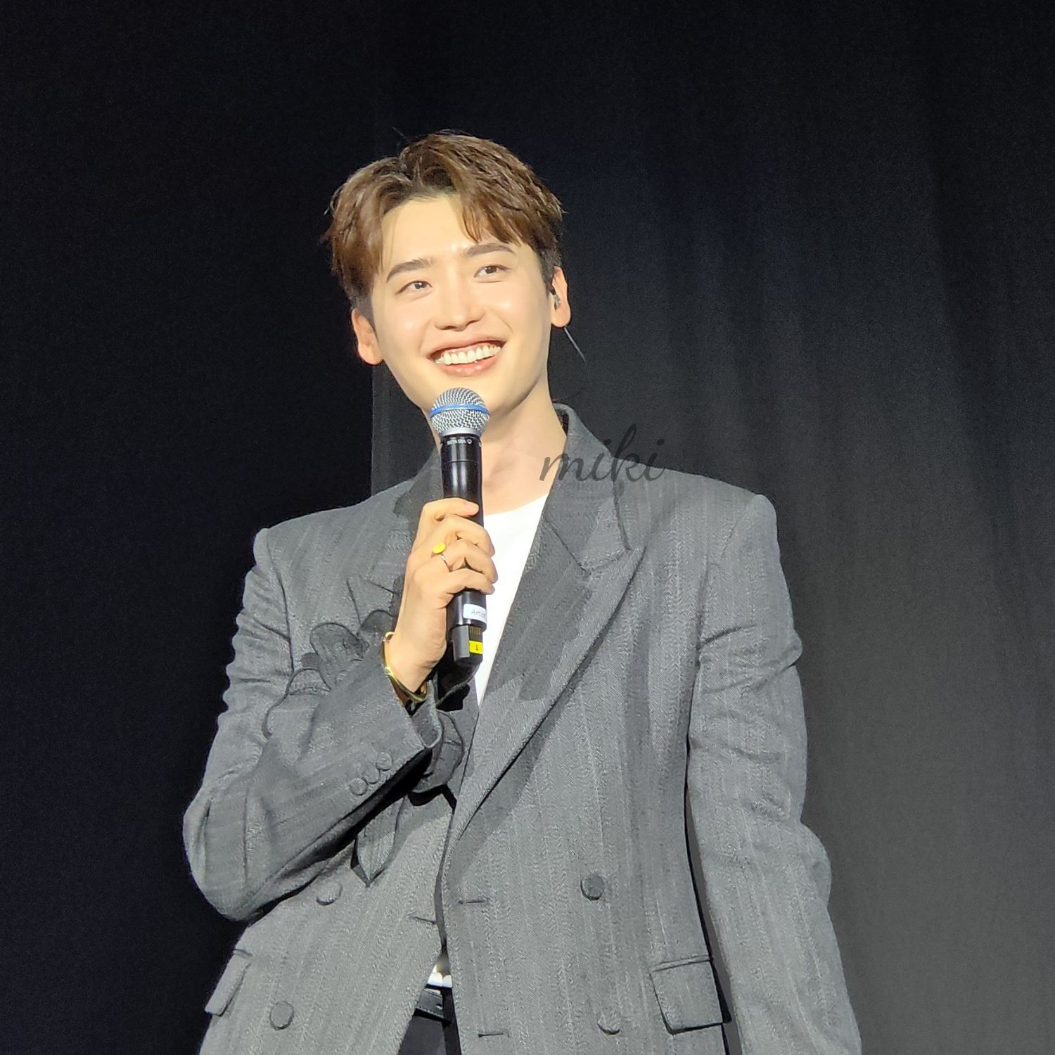 A moment captured by a fan of Lee Jongsuk