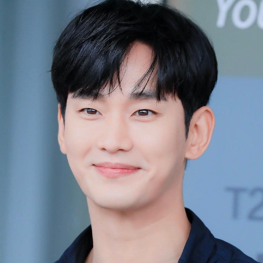 김수현의 최신 사진