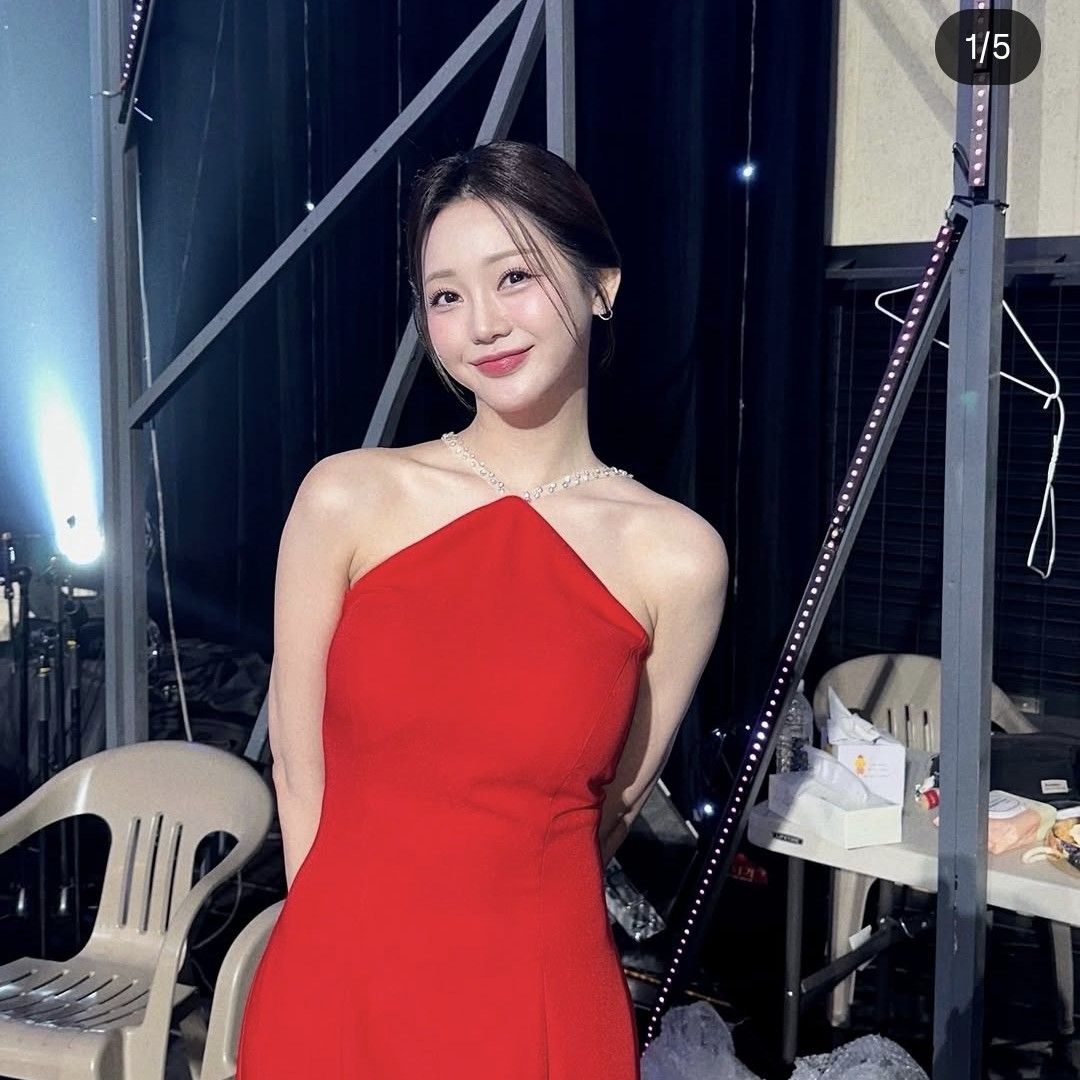 Behind-the-scenes cut of Hong Jiyoon