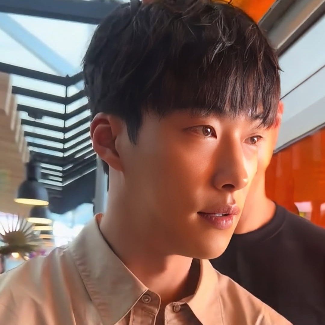 A moment captured by a fan of Woo Dohwan