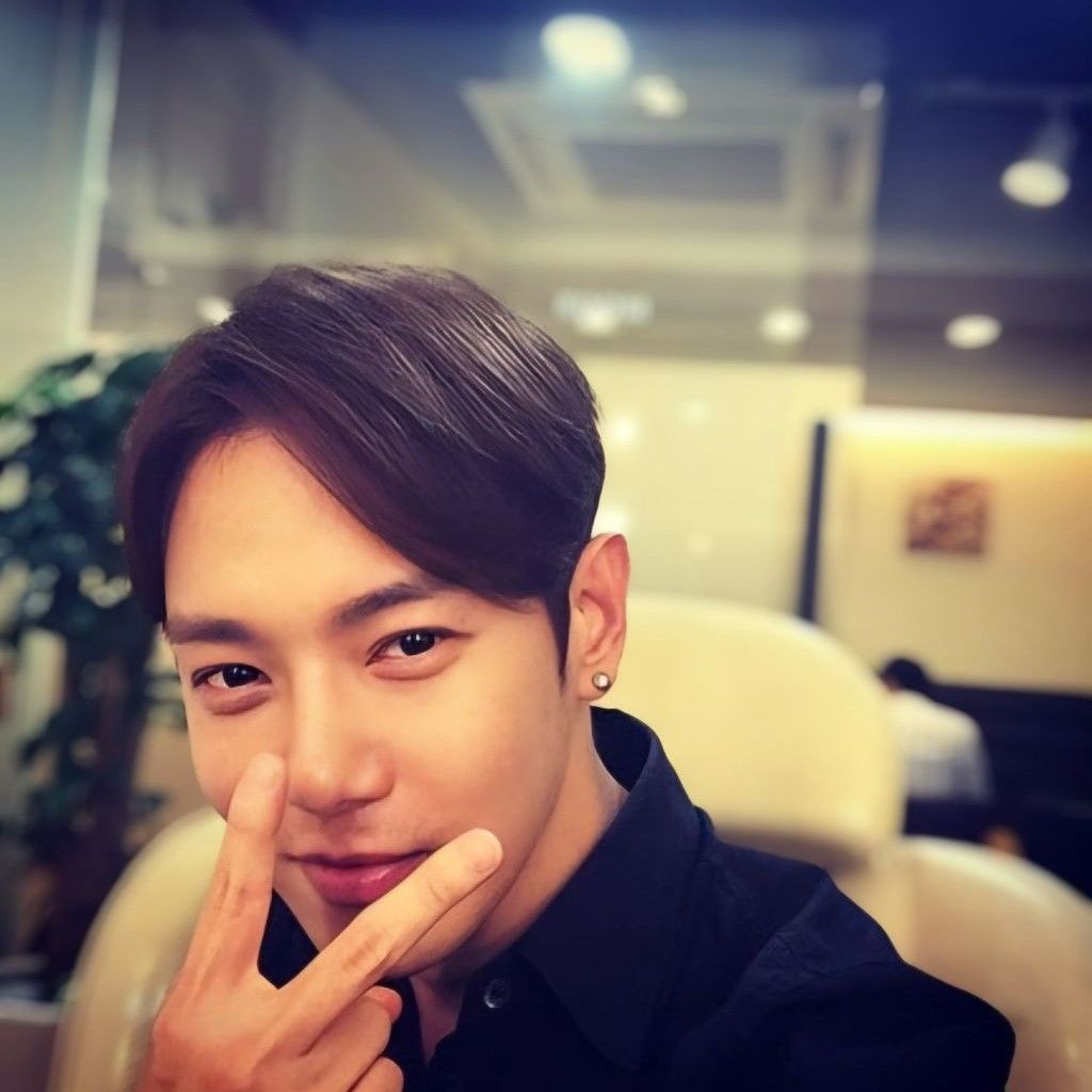 Behind-the-scenes cut of Hwanhee