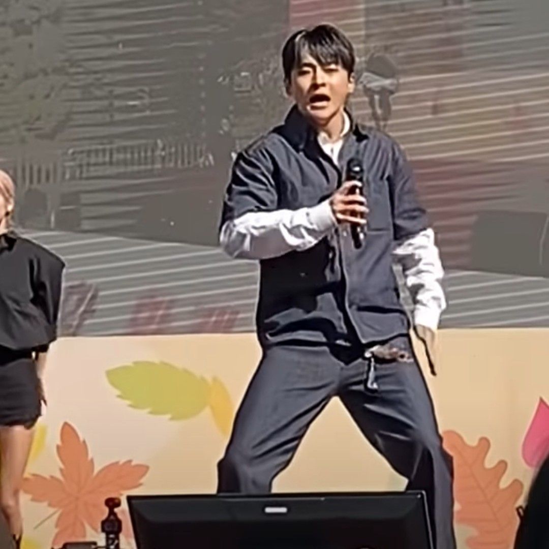 A moment captured by a fan of Seong Ri