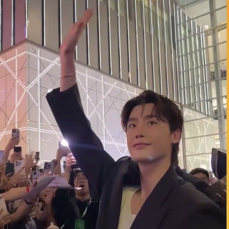 Behind-the-scenes cut of Lee Jongsuk